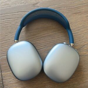 Great Condition Apple Airpod Max Headphones in Blue w/ case